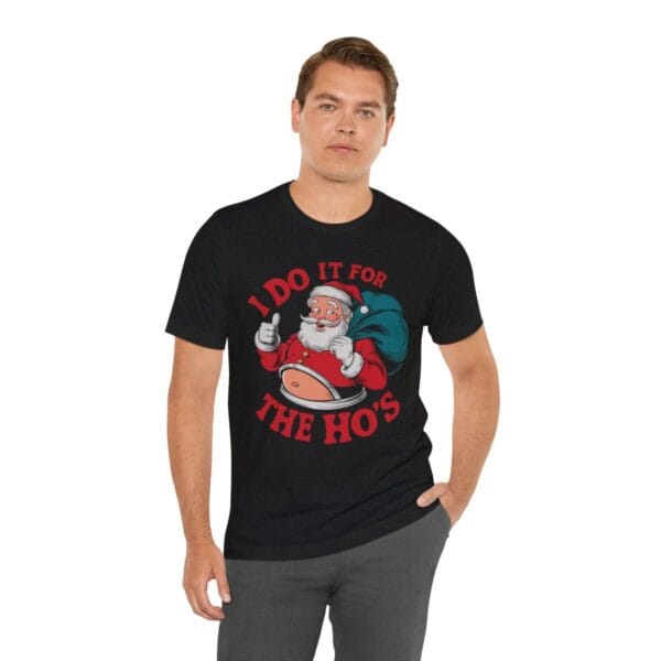 Get in the Holiday Spirit with the 'I Do It for the Ho's' Santa Claus Graphic T-Shirt - Image 3